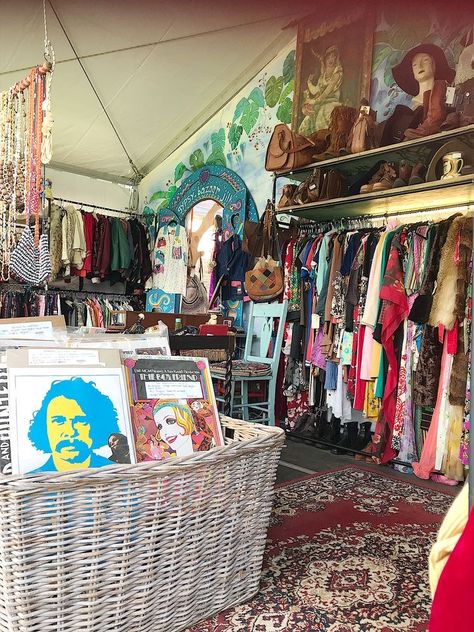 Consignment Store Displays Resale Shop, Thrift Store Boutique Ideas, Vintage Clothing Booth Display, Thrift Store Interior, Vintage Clothing Booth, Second Hand Store Ideas, Vintage Market Booth, Vintage Store Ideas, Thrift Boutique