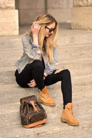 Women's Light Blue Denim Jacket, Black Ripped Skinny Jeans, Tan Suede Boots, Dark Brown Print Leather Backpack How To Wear Timberlands, Timberland Outfits Women, Timberland Outfit, Outfit Botas, Timberland Boots Outfit, Timberland Outfits, Mode Shoes, Timberland Black, Mode Tips