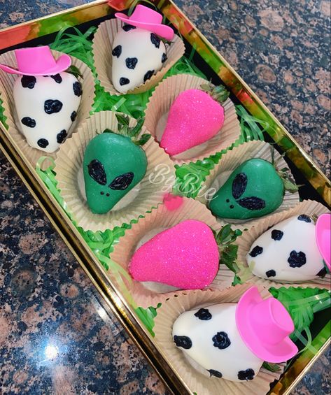 Alien Chocolate Covered Strawberries, Cowgirls Party Ideas, Space Cowgirl Food Ideas, Cosmic Cowgirl Birthday Party, Space Cowgirl Birthday Party Ideas, Cowboy Strawberries, Alien Strawberries, Space Cowboy Party Ideas, Space Cowgirl Cake Ideas