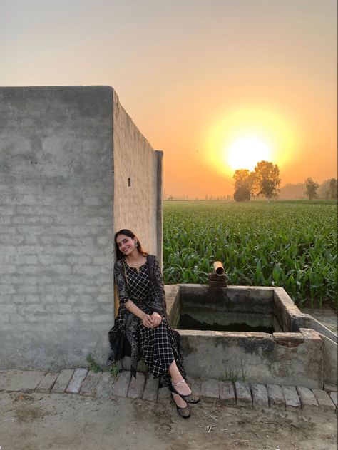 South Asian Aesthetic, Punjabi Culture, Village Photos, Village Girl, Village Photography, Indian Village, Casual Indian Fashion, Desi Fashion Casual, Self Portrait Poses