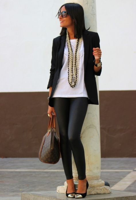 17 Black Blazer Outfit Ideas... I'll wear a black blazer with anything! Need more of them in my wardrobe Street Mode, Black Blazer Outfit, Look Legging, Blazer Outfit, Outfit Jeans, Style Inspiration Fall, Outfit Trends, Mode Inspo, Blazer Outfits