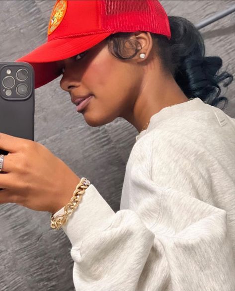 Hat And Ponytail Outfit, Ponytail With Scarf Black Women, Hat With Ponytail Black Women, Fitted Hat Hairstyles, Hairstyles With Hats Black Women, Natural Hair With Hat, Curly Hat Hairstyles, Hat And Ponytail, Ponytail With Hat