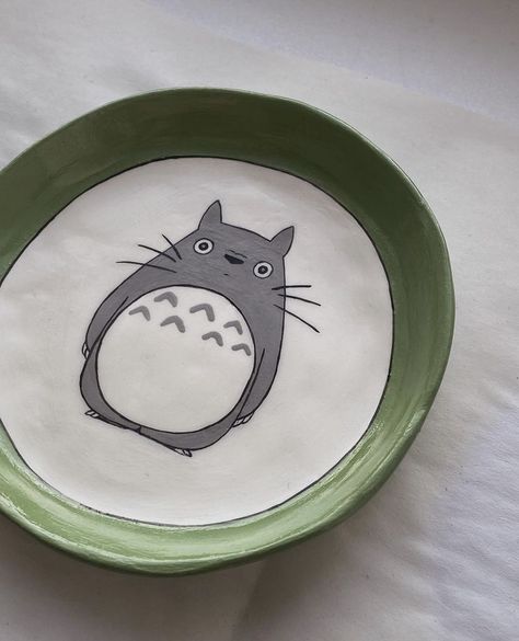 Totoro Clay Tray, Drawing On Plates Ideas, Pottery Painting Studio Ghibli, Totoro Plate, Plate Painting Ideas Aesthetic, Totoro Pottery, Clay Plate Painting Ideas, Pottery Painting Designs Plate, Drawing On Clay