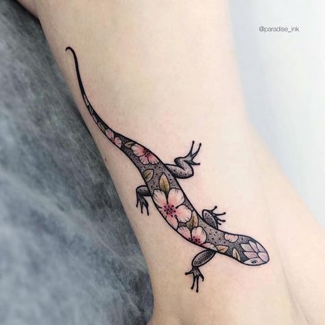 Hawaiian Gecko Tattoo, Aumakua Tattoo, Lizard Flower Tattoo, Anole Lizard Tattoo, Lizard Tattoo Cute, Gecko Tattoo For Women, Lizard Tattoo Ideas, Gecko Tattoo Design, Salamander Tattoo