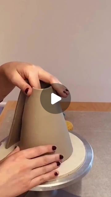 Discover a world of ceramics! on Instagram: "How to make ceramic jug by @jeje.things  Check out our link in bio for similar ceramic creations, and remember to follow @craftyclayworks for more! 🤎 ✧˖°  ✦•𐃬 𐃰 𐃨 𐃢 𐃭•★•𐃭 𐃢 𐃨 𐃰 𐃬•✦  #potterylove #potteryart #wheelthrownpottery #midcenturyceramics #ceramicsclass #ceramicsculpture #studiopottery #australianceramics #ceramicsart #modernceramics #potterystudio #ceramicstudio #ceramicsdaily #handpaintedceramics #stonewareceramics #ceramicsculptures #handbuiltceramics #ceramicsofinstagram #potterybarn #creativeatheart #ceramicsstudio #handmadeceramics #potterywheel #instapottery #woodfiredceramics #ceramicsdesign #handmadepottery #contemporaryceramics #instaceramics #potterylife" Easy Ceramic Vase, Clay Pitcher Ideas, Hand Built Pottery Sculptures, Pottery Jugs Ideas, Ceramic Pitchers Ideas Handmade Pottery, Hand Building Ceramics Ideas, Easy Handbuilt Pottery Ideas, Ceramic Teapots Handbuilt, Handbuilt Pottery Ideas