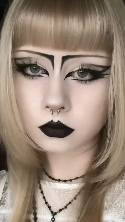 goth gothic alt alternative makeup look inspo eyeliner black lipstick Trad Goth Makeup Ideas, Pink Trad Goth, Gothic Glam Makeup, Eye Makeup Goth, Makeup With Black Lipstick, Trad Goth Eye Makeup, Black Lipstick Looks, Victorian Goth Makeup, Gothic Eyeliner Ideas