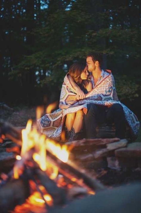 Romance - Imgur Cute Camping Pictures, Camping Date, Couple Camping, Camping Couple, Winter Date Ideas, Romantic Camping, Zelt Camping, Tent Camping Hacks, Tumblr Couples