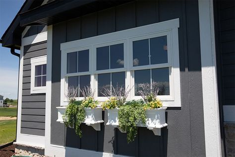 Diy Exterior Window Trim, Outdoor Window Trim, Exterior Window Molding, Exterior Window Trim Ideas, Window Trim Ideas, Window Trim Styles, Exterior Window Trim, Farmhouse Window Trim, Front Window Design