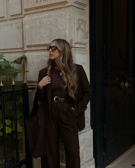 brown on brown on brown 🤎 | first look in paris 🇫🇷 • • • #paris #france #parisfashion #parisstyle #parisianstyle #europeanfashion #europeanstyle #fallfashion #falltrends #monochromatic #monochromaticlook #pinterestinspired #pinterestaesthetic Brown Monochromatic Outfit, Monochromatic Photoshoot, Monochromatic Outfit, Paris Paris, Winter Aesthetic, Warm Brown, Parisian Style, Fall Trends, European Fashion