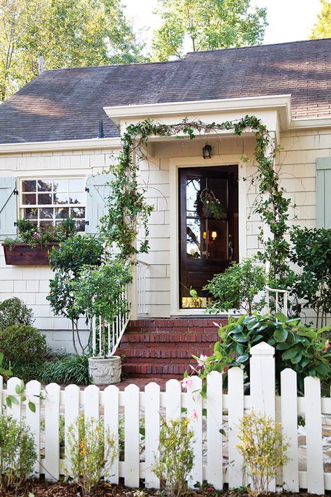 A Picture Perfect Spring Cottage - Cottage Journal Exterior Cottage, Cottage Journal, Picket Fences, Southern Cottage, Classic Cottage, Storybook Cottage, Cottage Exterior, Country Cottage Decor, Cottage Style Homes