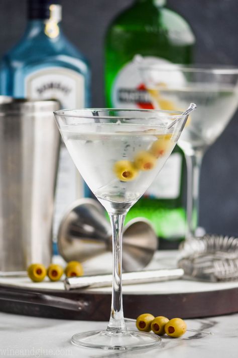 A Gin Martini is a classic cocktail that every at home bartender should know how to make. Only two ingredients, but with my tips, it will be top notch. Gin Martini Recipes, Dry Gin Martini, Martini Cocktail Recipes, Fireball Shots, Summertime Cocktails, Dirty Martini Recipe, Classic Gin Cocktails, Gin Martini, Low Calorie Cocktails