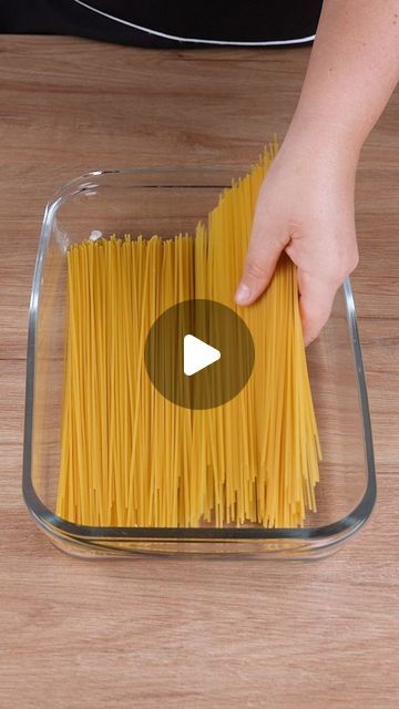 Fast And Good Dinner Ideas, Pasta Comfort Foods, Vegetable Pasta Dishes, Speggetti Noodles Recipe, Recipes For Spaghetti Noodles, Spaghetti In The Oven, Fast Party Food Ideas, Cooking Hacks Videos, Spaghetti In Oven