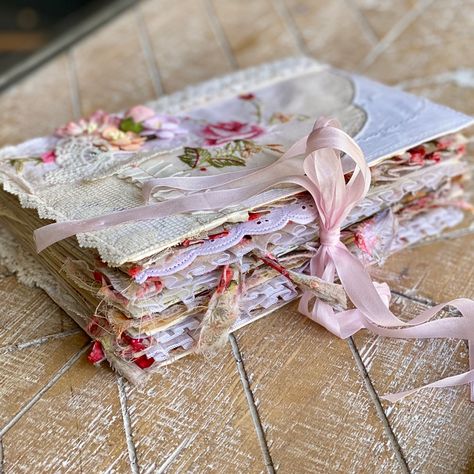 Decoupage Journal Cover, Homemade Journals, Handmade Journals Ideas, Lace Projects, Fabric Journals How To Make, Fabric Junk Journal, Lace Junk Journal, Art Journal Covers, Diy Journal Ideas Handmade