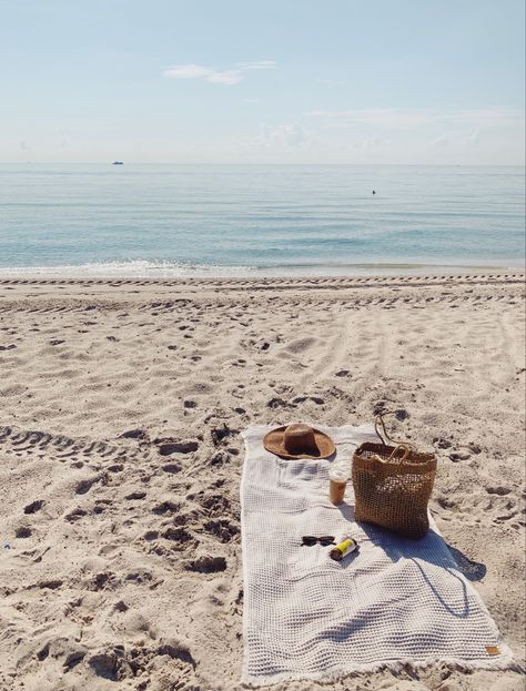 Aesthetic Beach Bag Towel Tanning Sand Ocean Summer 2022 Beach Blanket Aesthetic, Beach Towels Aesthetic, Baguette Bag Aesthetic, Aesthetic Beach Towel, Beach Towel Aesthetic, Aesthetic Beach Bag, Beach Bag Aesthetic, England Summer, Beach Cocktails