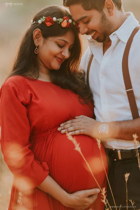 Maternity Photography Creative, Creative Maternity Photoshoot, Indian Maternity Photos, Photoshoot Ideas Maternity, Couple Maternity Poses, Maternity Gown Photography, Maternity Photoshoot Ideas, Maternity Photography Poses Outdoors, Maternity Photo Props