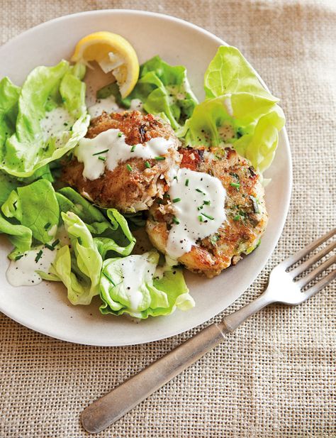 Crab Cake Sides, Crab Cake Salad, Low Carb Crab Cakes, Butter Lettuce Salad, Lettuce Recipes, Crab Cake Recipes, Butter Lettuce, Salads To Go, Crab Cake