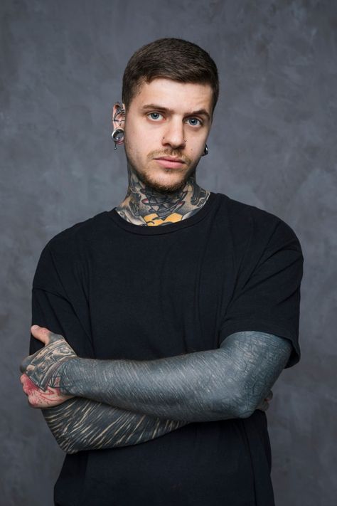 Serious tattooed young man with piercing in his ears and nose looking at camera. Download it at freepik.com! #Freepik #photo #people #design #texture #camera Pink Hair Highlights, Guys Ear Piercings, Black Sleeve Tattoo, Tatto Boys, Dark Curly Hair, T Shirt Branca, Blackout Tattoo, Hipster Women, Short Hairdos