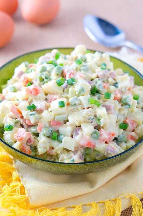 Salad Olivier, Russian Salad Recipe, Russian Potato Salad, Olivier Salad, American Potato Salad, Russian Salad, Fruit Salad Recipes, Appetizer Salads, Potatoe Salad Recipe