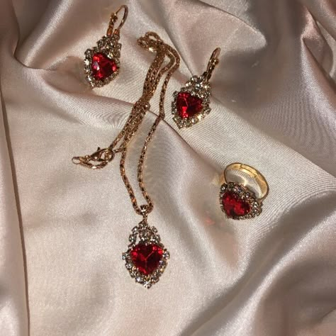 Red Ruby Jewelry, Ruby Jewelry Aesthetic, Red Princess Aesthetic, Red Jewelry Aesthetic, Red And Gold Jewelry, Edgy Engagement Ring, Engagement Ring Non Traditional, Trendy Gold Necklace, Aesthetic Edgy