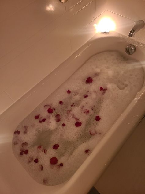 Flower Petal Bath, Rose Bath Aesthetic, Rose Water Bath, Rose Petal Candle, Romantic Bath, Rose Petal Bath, White Bed Sheets, 2000s Scene, Bath Aesthetic