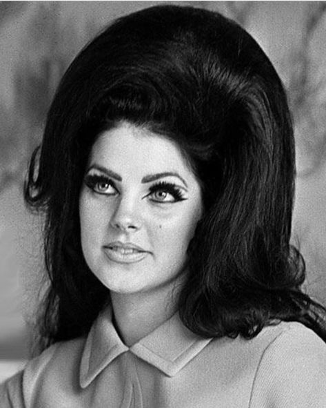 Portraits of Priscilla Presley With Her Very Big Hair From the 1960s ~ Vintage Everyday Priscilla Presley Hair, 1960s Makeup, 1960s Hair, 60s Hair, Beehive Hair, 70s Hair, Priscilla Presley, Hair Help, Curly Bob Hairstyles