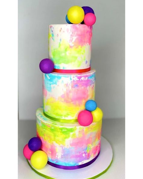 Neon Buttercream Cake, Neon Glow Birthday Cakes, Neon Birthday Cakes For Girls Glow Party, Neon Theme Cake, Glow Cake Ideas, Glow Party Cake Ideas, Neon Cake Ideas, Neon Party Cake, Glow Party Cake