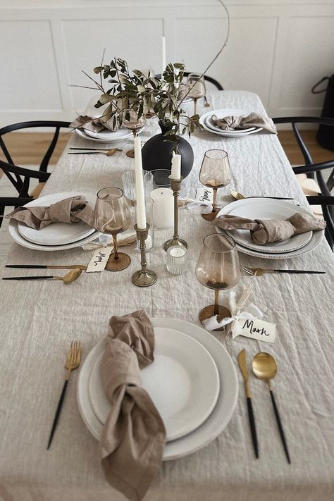 A Neutral Holiday Tablescape | Ashley Robertson | The Teacher Diva: a Dallas Fashion Blog featuring Beauty & Lifestyle | holiday hosting, seasonal entertaining, holiday entertaining, chic holiday decor, chic tablescape, hosting tips, dining room, table setting Table Setting Everyday, Dining Table Setting Ideas, Chic Tablescape, Dinner Table Set Up, Dining Room Table Settings, Table Settings Everyday, Dinner Party Table Settings, Modern Table Setting, Hosting Tips