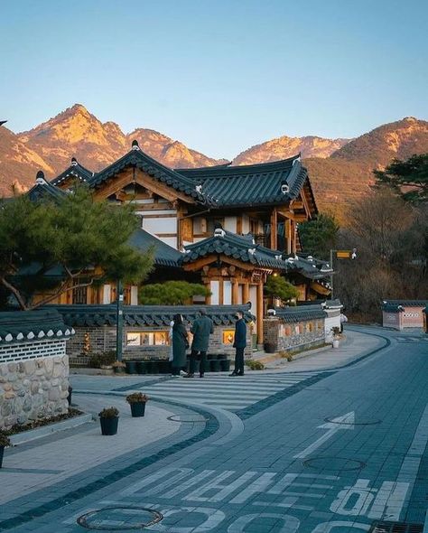 Korea Undiscovered on Instagram: "Eunpyeong Hanok Village is a beautiful hidden gem in Seoul if you love traditional Korean houses (Hanok) 🥰🇰🇷   Share with someone you would love to go on a walk here with 🤩  @ssteart ✨" Modern Hanok House Exterior, Traditional Korean House Aesthetic, Eunpyeong Hanok Village, Korean Village House, Korean Countryside House, Hanok House Korean Traditional, Korea Traditional House, Seoul House, Korean Village