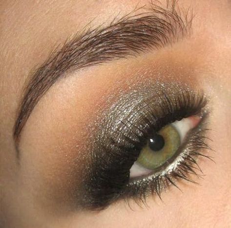 8 Best Eyeshadow Looks For Green Eyes - Society19 Grey Smokey Eye, Looks For Green Eyes, Hazel Green Eyes, Eyeshadow For Green Eyes, Hazel Eye Makeup, Grey Eyeshadow, Makeup Steps, Makeup Looks For Green Eyes, Girl With Green Eyes