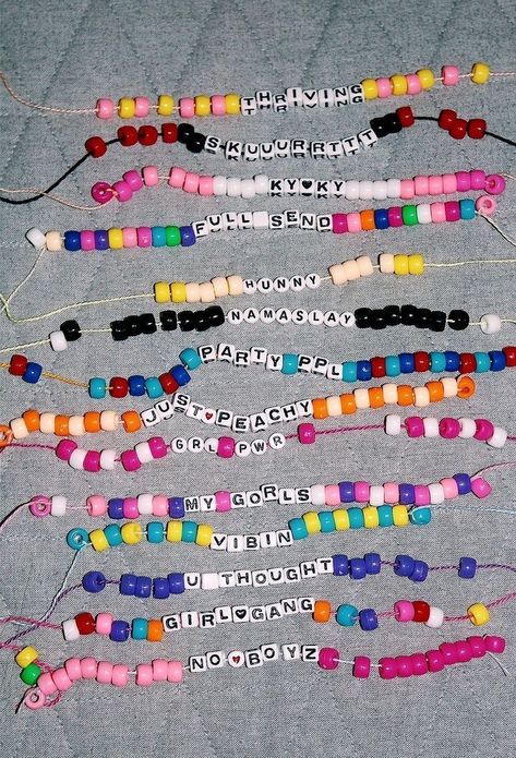 Pulseras Kandi, Pony Bead Bracelets, Anklet Designs, Friendship Bracelets With Beads, Kandi Bracelets, Summer Bracelets, Crafts With Pictures, Oboe, Bracelet Diy