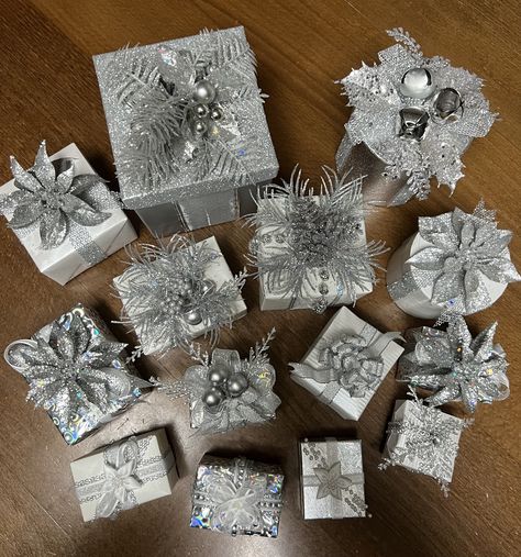 White And Silver Wrapping Christmas Gifts, Silver Gift Wrapping Ideas, Christmas Gift Wrapping Diy, Pretty Gift Wrapping Ideas, Xmas Window, Xmas 2022, Silver Wrapping Paper, Holiday Stories, Jeweled Christmas