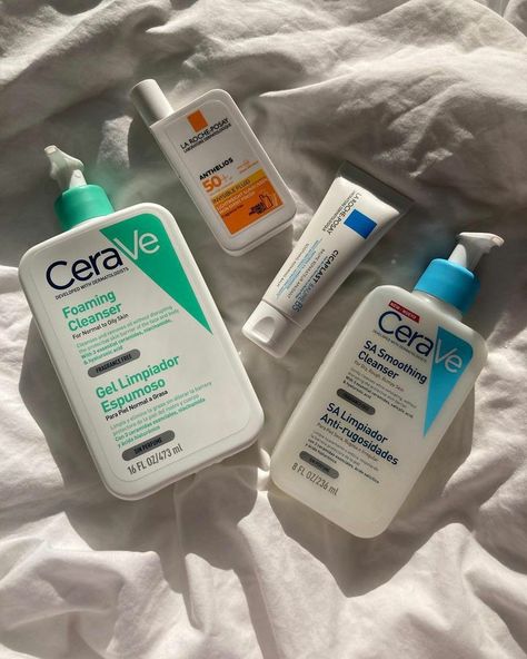 Cera Ve Aesthetic, Cerave Skincare Routine, Moisturizer Aesthetic, Lotion Cerave, Skincare Routine Dry Skin, Glowing And Clear Skin, Cerave Moisturizer, Cerave Skincare, Trending Skincare