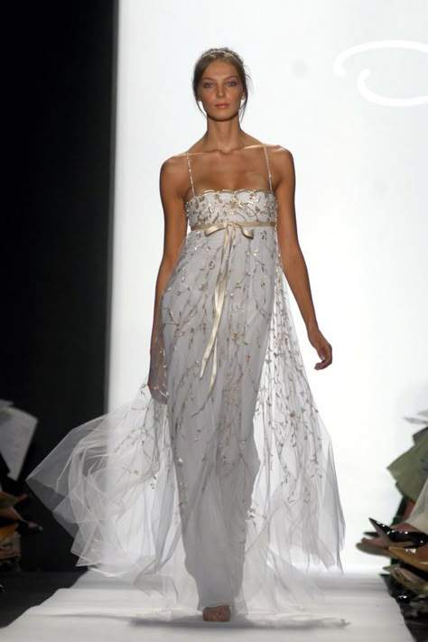 2005 Runway Fashion, 2011 Dresses, Global Interior Design, Dress Coquette, Daria Werbowy, Runway Gowns, Haute Couture Gowns, Runway Fashion Couture, Runway Outfits