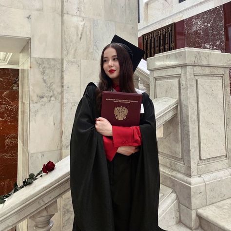 Judge Costume, College Graduation Pictures, Graduation Photography Poses, Grad Party Decorations, Graduation Poses, Graduation Picture Poses, Grad Photoshoot, Graduation Photography, Graduation Photoshoot