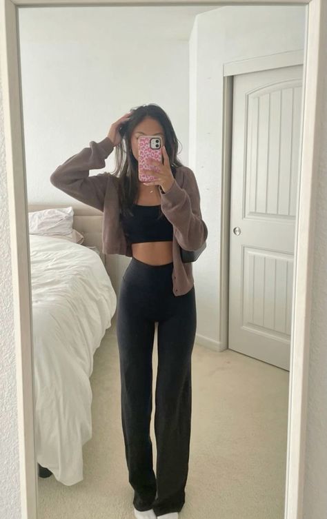 Leggings Casual Outfit, Black Leggings Casual, Leggings Outfit Ideas, Comfy School Outfits, Class Outfits, Leggings Outfits, Black Leggings Outfit, Perfect Leggings, Skandinavian Fashion