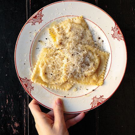 Cacio e Pere (Pear and Cheese Ravioli): Recipe from a Manhattan restaurant called Felidia! This is a truly unique pasta dish...pear and cheese filling. Yummy!! Pear And Cheese, Pretty Dinner, Lidia Bastianich, Homemade Ravioli, Bartlett Pears, Ravioli Recipe, Cheese Ravioli, Best Pasta Recipes, Pear Recipes