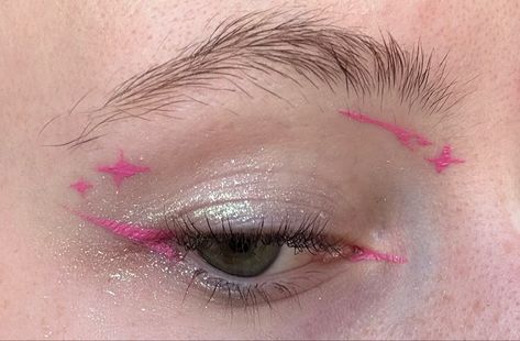 graphic liner pink glitter ig: @ miglesgraphicliner Pink Eye Liner Looks, Simple Colourful Eyeliner, Easy Creative Eyeliner Looks, Hooded Eye Graphic Liner, Pink Liner Eye Makeup, Fun Graphic Liner, Pink Graphic Eyeliner, Pink Eyeliner Looks, Pink Eyeliner Makeup