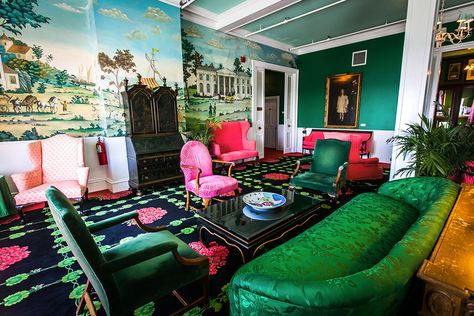 Experience Grand Hotel, located on Michigan’s Mackinac Island Maximalist Interior, Style Salon, Scenic Wallpaper, New York Homes, Casa Vintage, Chinoiserie Wallpaper, London Apartment, Style Magazine, Supermodels Runway