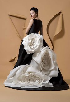 Isabel Sanchis, Different Wedding Dresses, Robes Glamour, Dress With Flowers, Couture Mode, Ball Gowns Evening, فستان سهرة, Black And White Dress, Couture Gowns