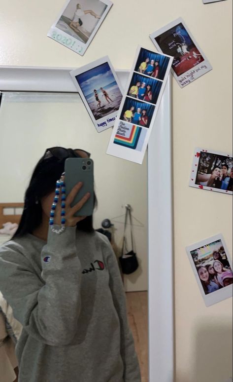 Polaroid Mirror, Dance Film, Girl Mirror, Art Dance, Champion Crewneck, Bedroom Idea, Polaroid Pictures, Polaroid Photos, Mirror Mirror