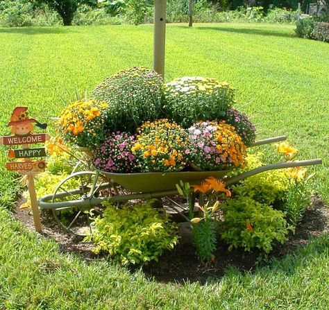 wheel-barrel-planter - one of 20 low-budget pots and container projects Fall Yard Decor, Wheelbarrow Garden, Budget Garden, Cozy Seating, Garden Containers, Decoration Inspiration, Garden Lovers, Autumn Garden, Outdoor Oasis