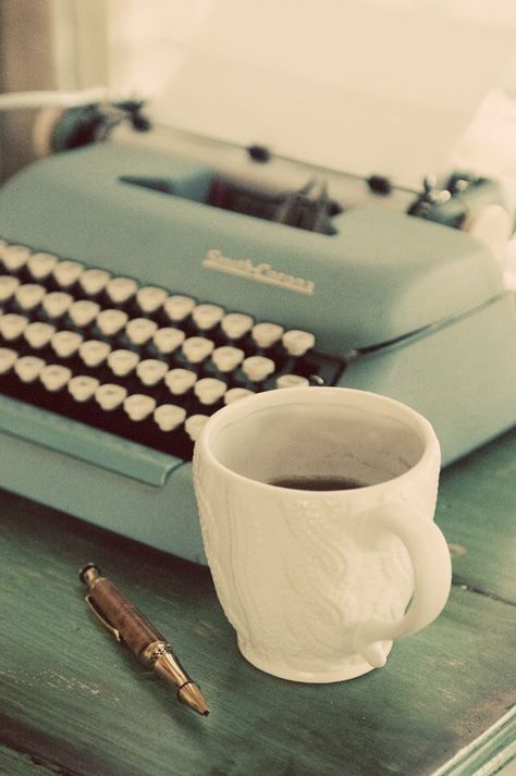 Old Fashioned Typewriter, Old Typewriter, White Coffee Cups, Writing Space, Design Del Prodotto, Vintage Typewriters, Photo Projects, A Cup Of Coffee, Coffee And Books