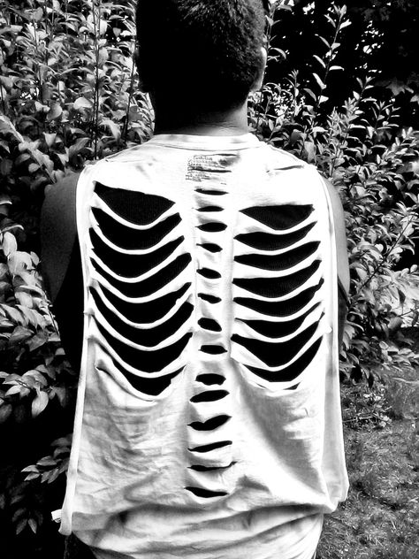 Ripped Shirt Ideas, Ribcage Bleach Shirt, Ripped Up Shirt, Concert Tshirt Diy, Ribcage Fashion, Fun Ways To Cut Shirts, Punk Shirts Diy, Diy Ripped Shirt, Diy Ribcage