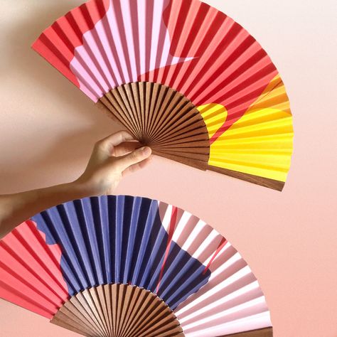 Paper Origami Diy, Hand Fans Diy, Diy Fan, Wedding Fans, Paper Fans, Civil Wedding, Diy Videos, Color Card, Hand Fan