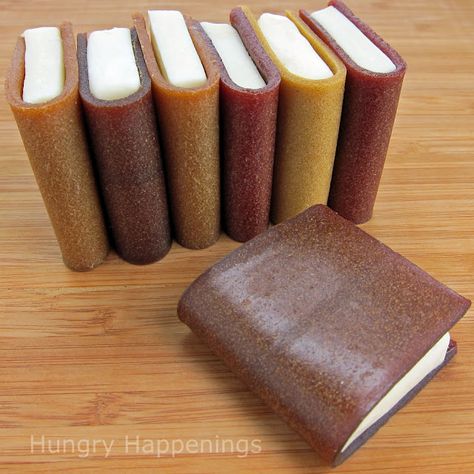 Adorable: Edible books made of white chocolate and fruit leather. Who thinks of this? Library Cake, Fairy Books, Tiny Books, Chocolate Book, Food Books, Harry Porter, Fruit Leather, Fruit Roll, White Cheese