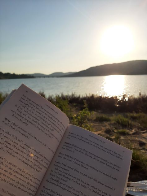 Reading by the lake nature water books easthetic mountains Nature, Reading In Nature, Reads Aesthetic, Girl Reading Book, Lake Girl, Spring Mood, Quiet Life, Nature Water, Fall Time