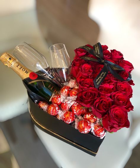 Champagne And Flowers Gift, Box San Valentino, Valentines Bouquet For Him, Valentine Flowers Ideas, Valentines Day Bouquet, Wine Bouquet, Wine Gift Box Ideas, Valentine Flower Arrangements, Candy Bouquet Diy