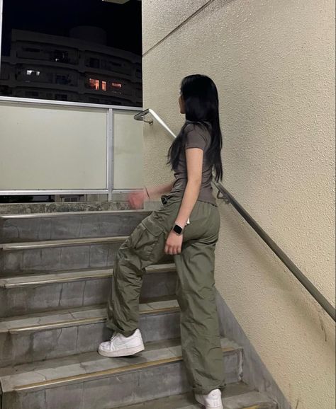 Korean Cargo Pants Outfit, Warm Tone Outfits Style, Cargo Pants Ideas, Ootd Cargo Pants, Cargo Pants Ootd, Cargo Pants Outfit Summer, Cargo Pant Outfit, Cargo Outfits Women, Cargo Pants Outfits Women