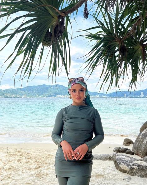 Beach Outfit Halal, Hijabi Pool Outfit, Beach Clothes Hijab, Beach Outfits For Hijabis, Hijabi Beach Wear, Abaya Summer, Modest Vacation Outfits, Hijabi Inspiration, Beach Holiday Outfits