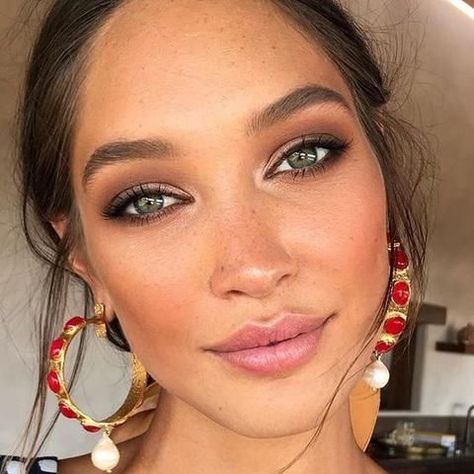 Jewelry For Night Out, Light Smokey Eye Makeup Hooded Eye, Best Makeup For Wedding Pictures, Green Eyes Formal Makeup, Green Eyes Wedding Makeup Brides, Make Up For Wedding The Bride Natural, Brown Gown Makeup Look, Soft Brown Smokey Eye Bridal, Spring Wedding Makeup Hazel